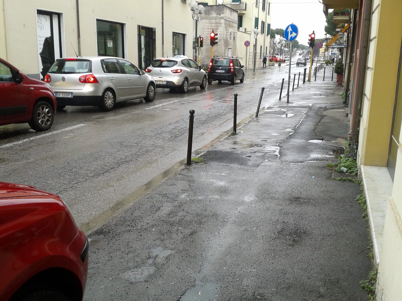 Asfalto sconnesso e disagi in via della Foce dopo l’apertura del nuovo ponte girante