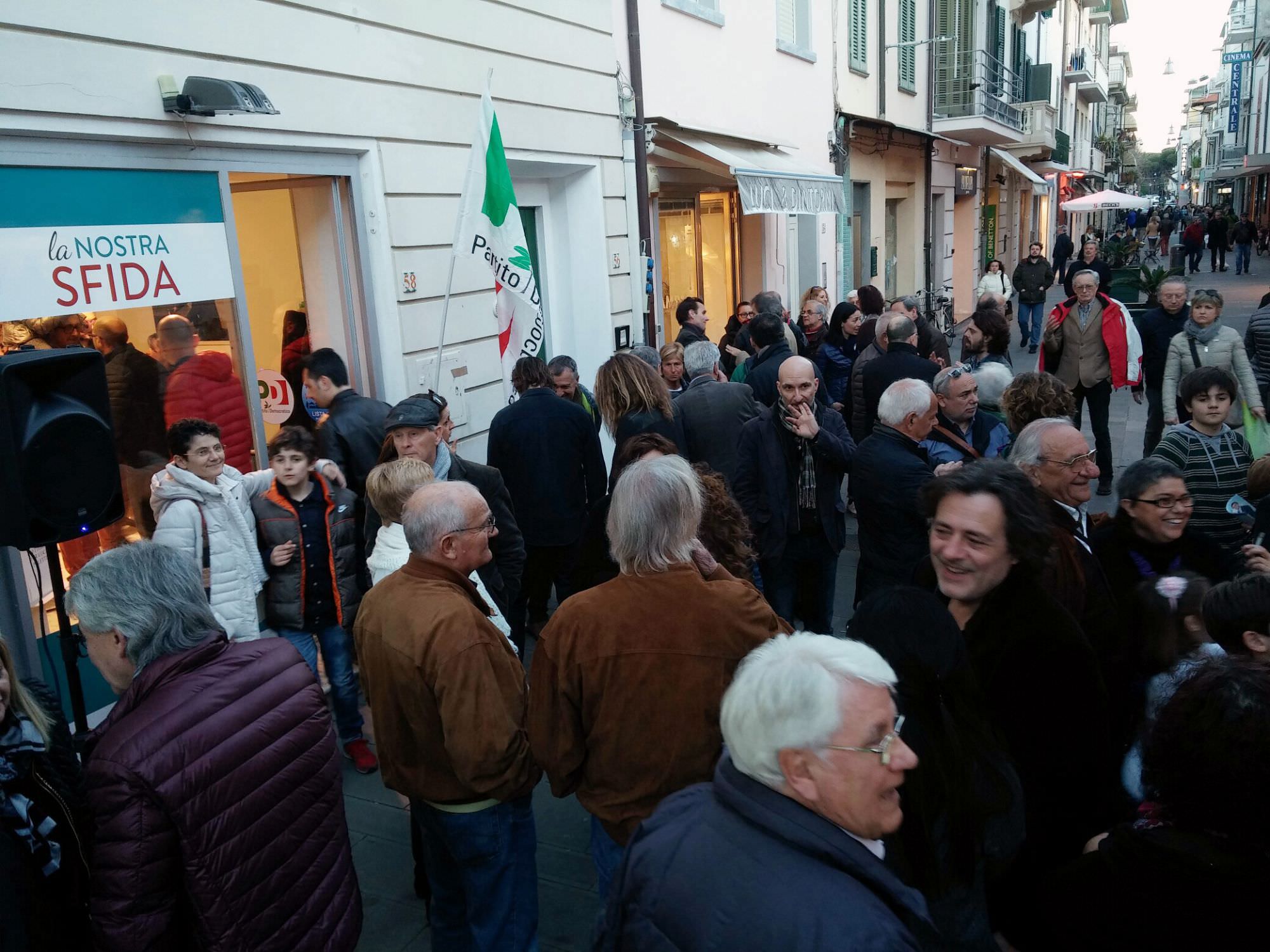 Inaugurato il comitato elettorale di Poletti: “Sarà un punto di ascolto per i viareggini”