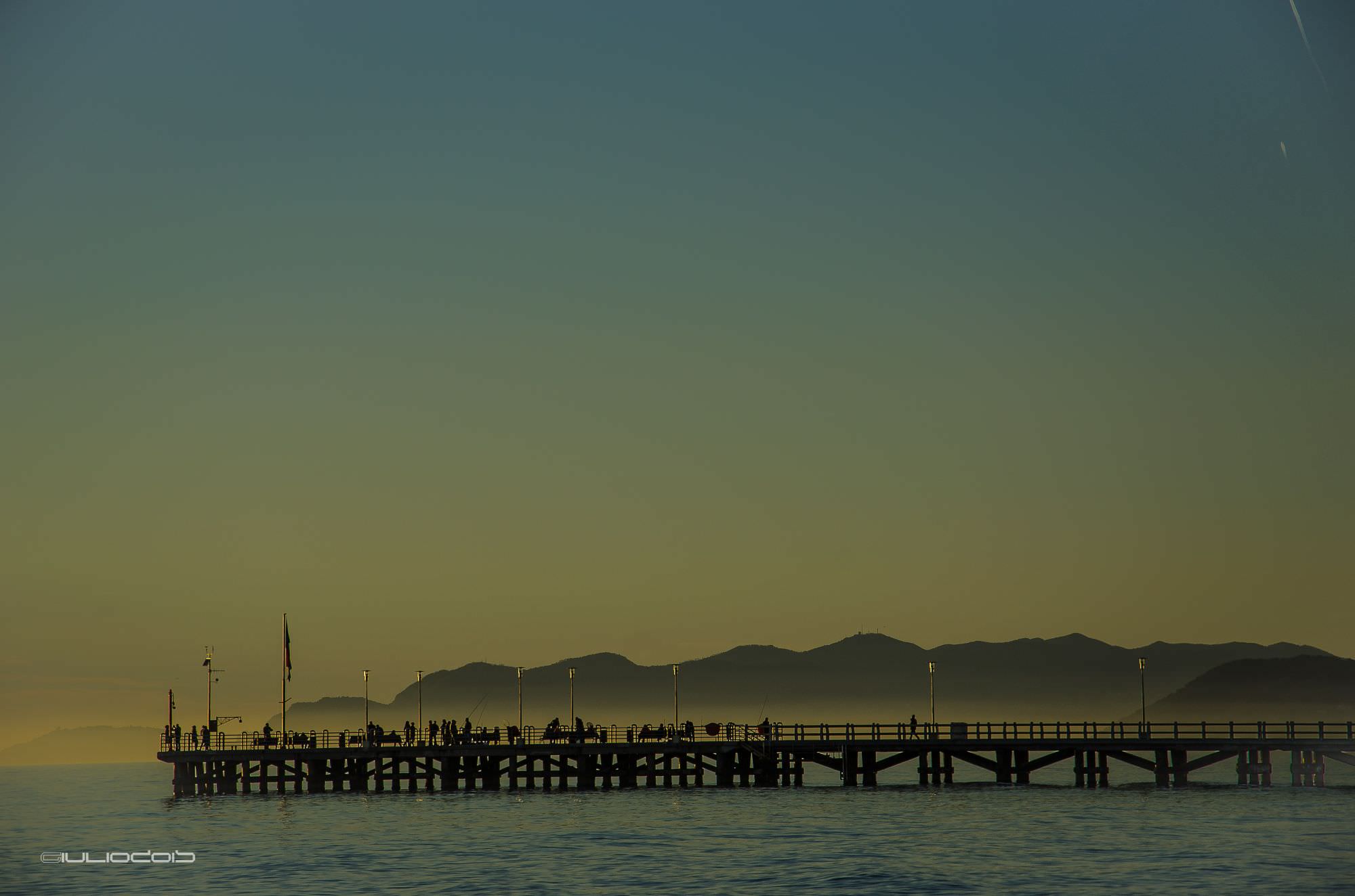 Pontile blu e palloncini colorati per la giornata sull’autismo