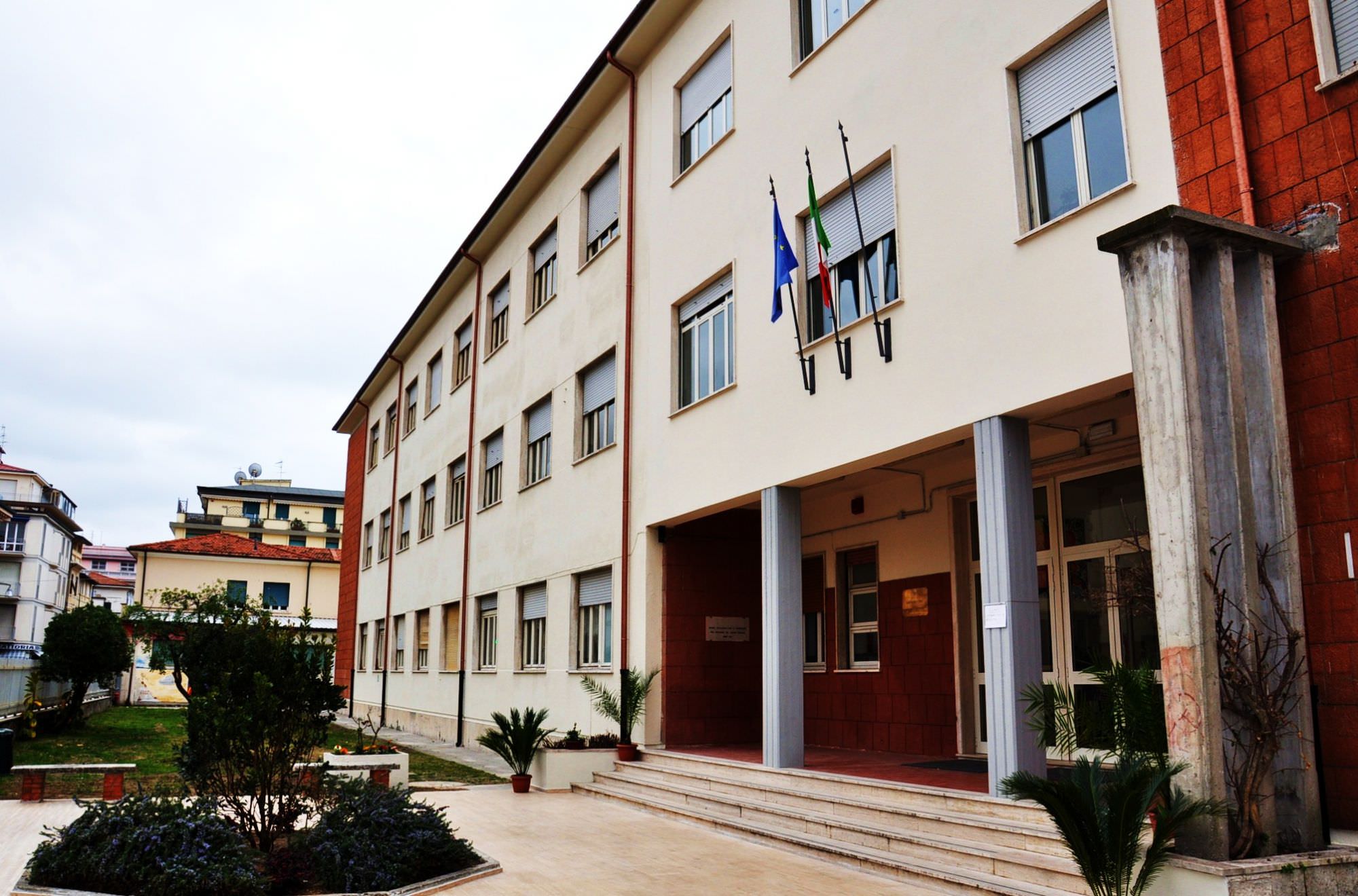 La protesta del Liceo Barsanti e Mattucci: “Vergognoso il taglio delle classi nella provincia di Lucca”