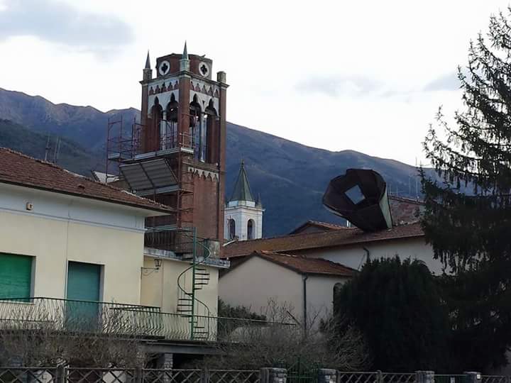 Vola il campanile e si conficca nel tetto di una casa