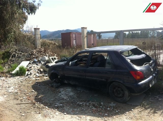 Sequestrata discarica abusiva nel canale. Abbandonati eternit ed un’auto