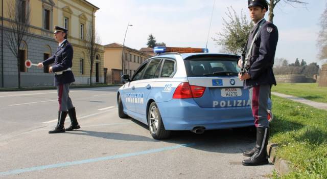 Guidano senza patente. Due denunciati