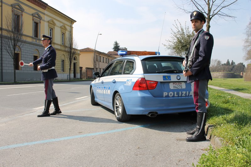 Fermati dalla stradale sull’autostada, avevano droga a bordo