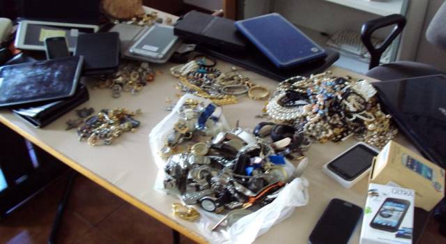 Gioielli, orologi, pc portatili per un valore di decine di migliaia di euro a bordo dell&#8217;auto. Una denuncia e un arresto
