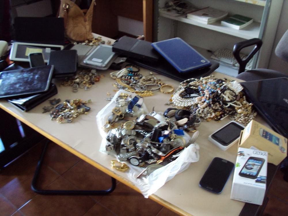 Gioielli, orologi, pc portatili per un valore di decine di migliaia di euro a bordo dell’auto. Una denuncia e un arresto