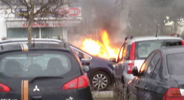 Incendio nel parcheggio dell&#8217;Esselunga, distrutta l&#8217;auto di un disabile (foto)