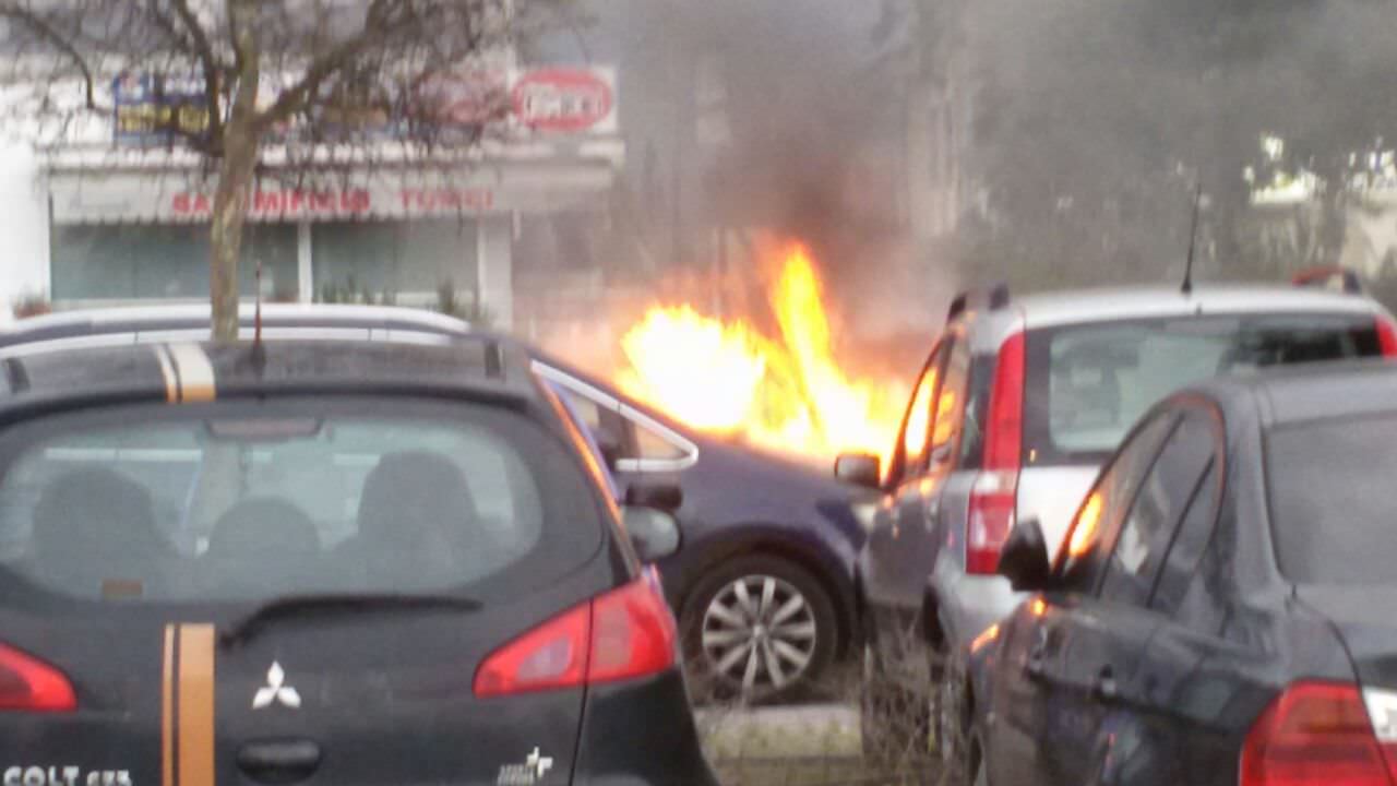 Incendio nel parcheggio dell’Esselunga, distrutta l’auto di un disabile (foto)