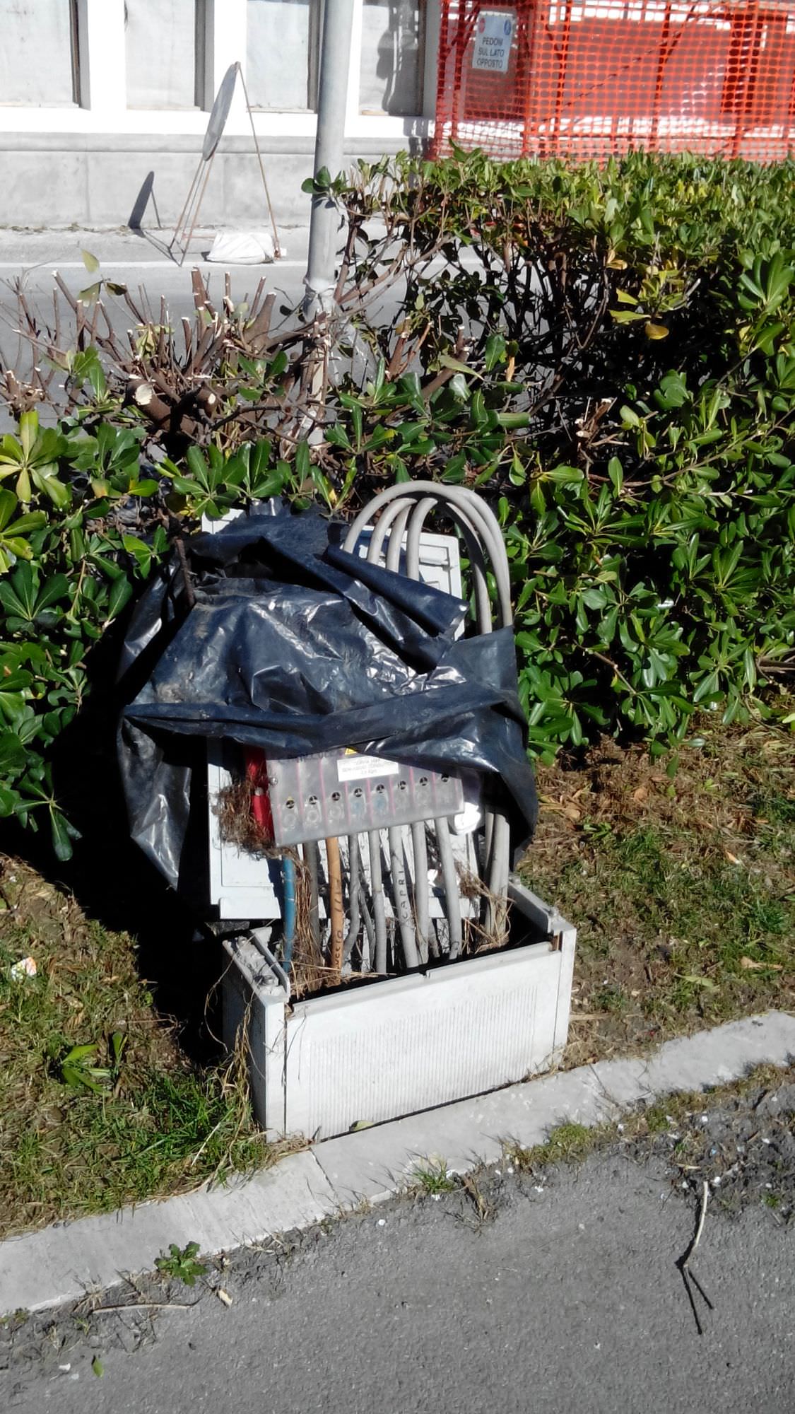 Quella pericolosa centralina. Protesta a Lido di Camaiore