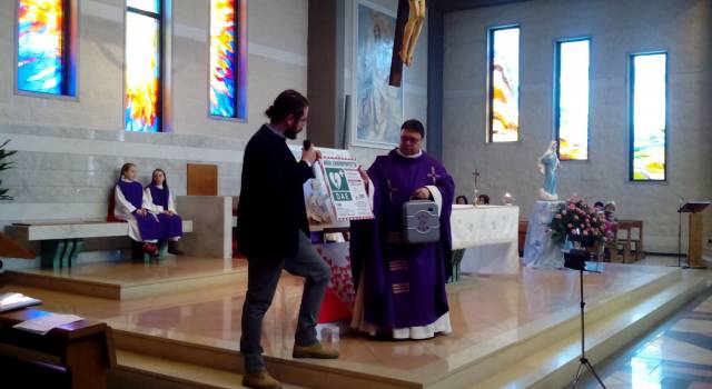 L&#8217;associazione Urano dona un defibrillatore alla parrocchia di Santa Rita