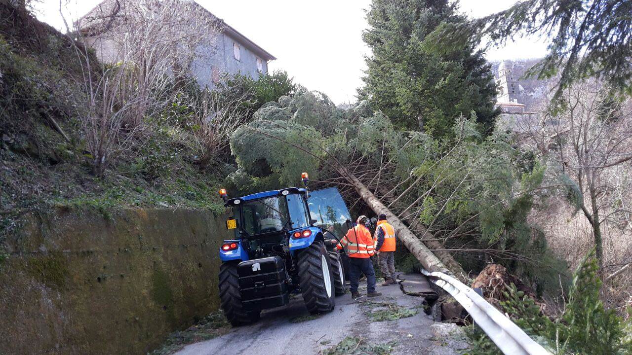 Maltempo in Versilia. Chiusi tutti i sentieri di montagna