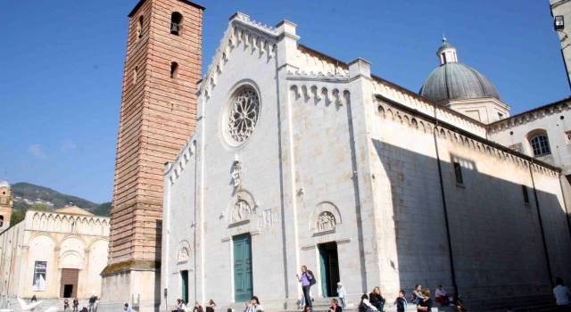 Pasqua e pasquetta a Pietrasanta, tantissima gente in centro e a Marina