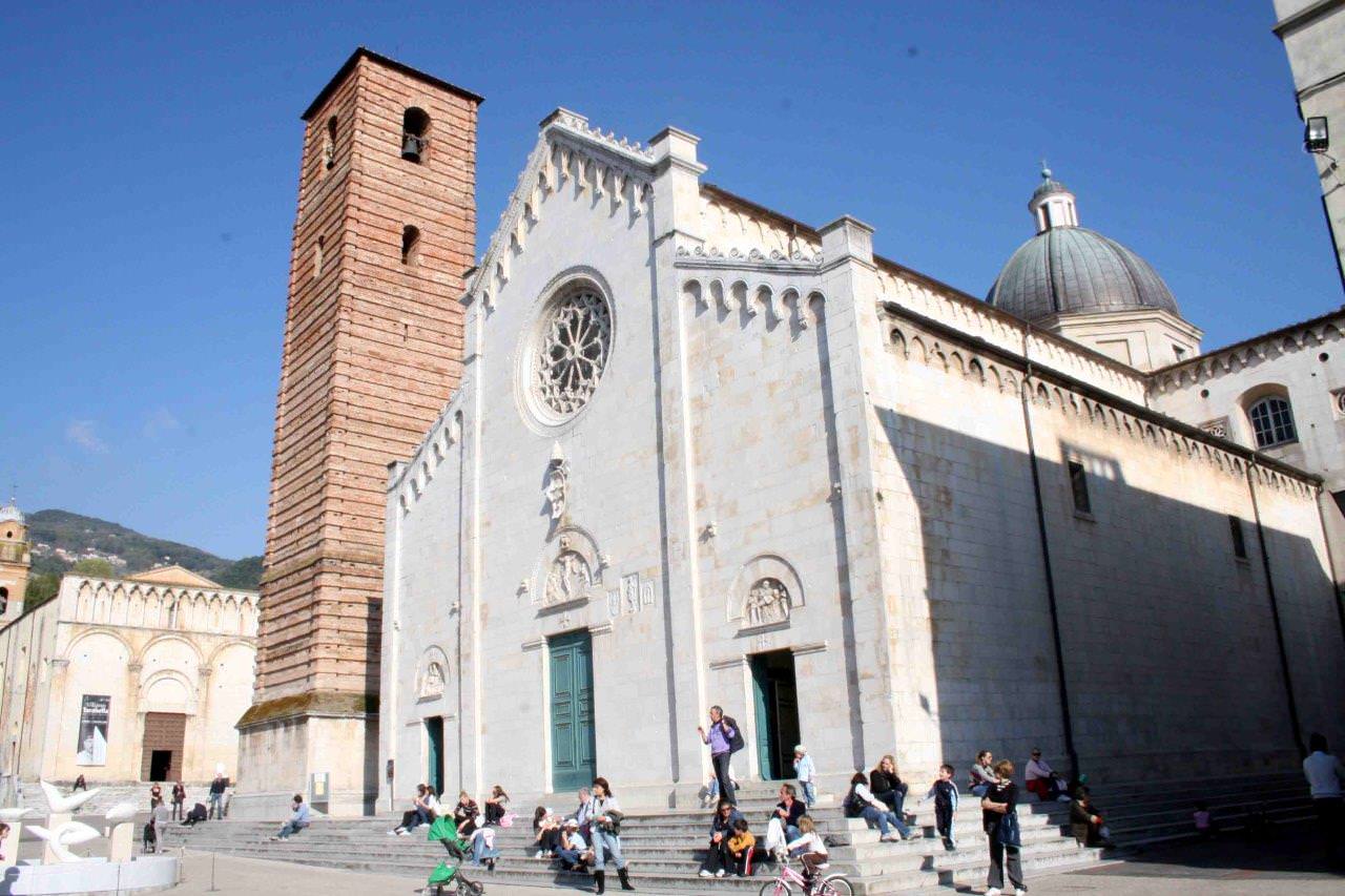 Pasqua e pasquetta a Pietrasanta, tantissima gente in centro e a Marina