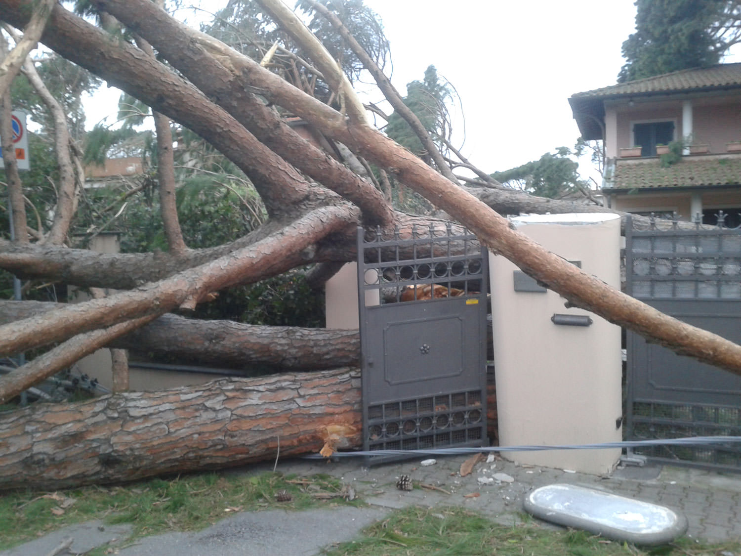 Enel ripristina gli impianti danneggiati dalla tempesta di vento