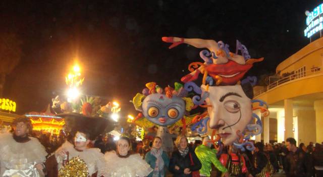 A Viareggio vigilia di Pasqua con il gran galà del Carnevale 2015