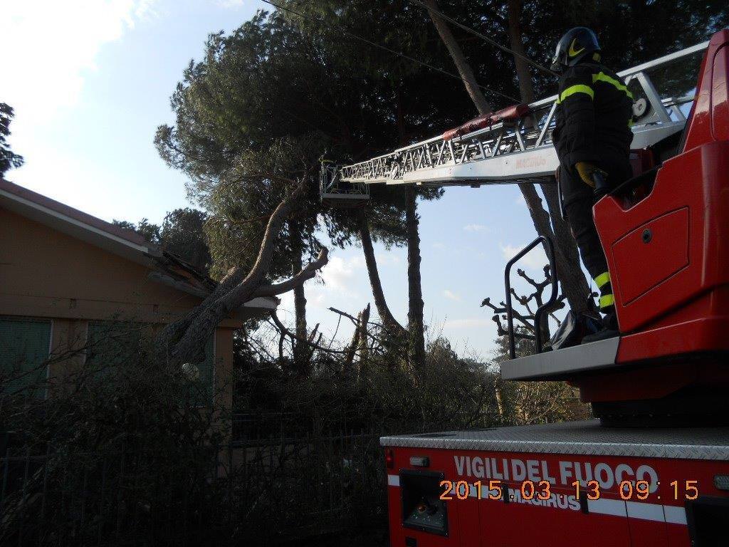 Vigili del fuoco in azione per ripulire la Casa Vacanze della Uildm