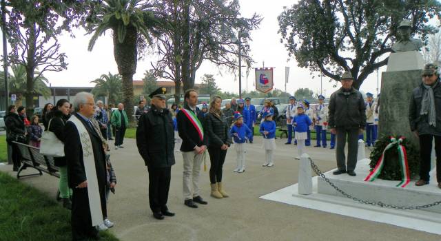 Alzabandiera e cerimonia ufficiale per la riqualificazione di piazza degli Alpini