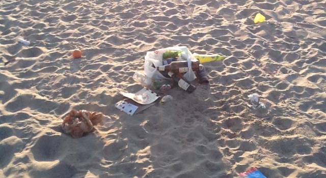 Cento giorni, migliaia di rifiuti. La spiaggia di piazza Mazzini è una discarica a cielo aperto (foto)