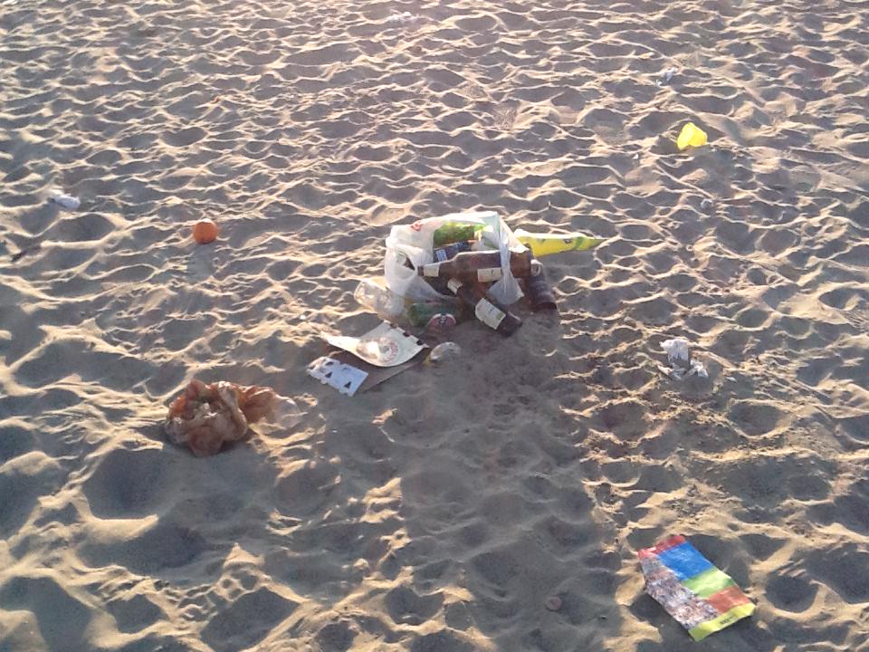 Cento giorni, migliaia di rifiuti. La spiaggia di piazza Mazzini è una discarica a cielo aperto (foto)