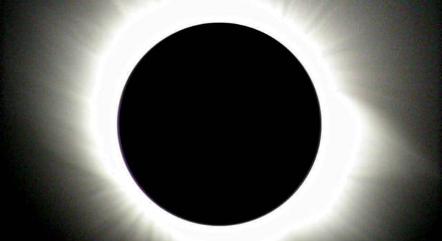 Eclissi di sole, naso all&#8217;insù e vista protetta con gli occhiali dell&#8217;Ottica Francesconi