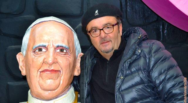 I Lions donano a Papa Francesco un mascherone in cartapesta made in Viareggio