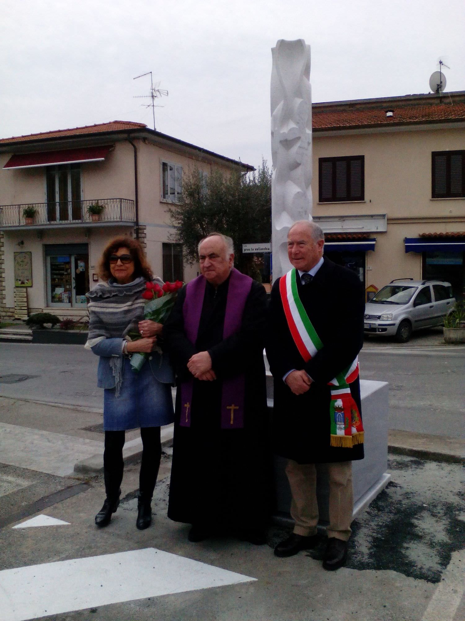 Inaugurata a Vallecchia la scultura di Lisa Roggli “Testa e cuore”