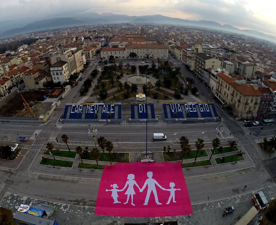 Bandiera de La Manif Pour Tous in Passeggiata “in difesa della famiglia”