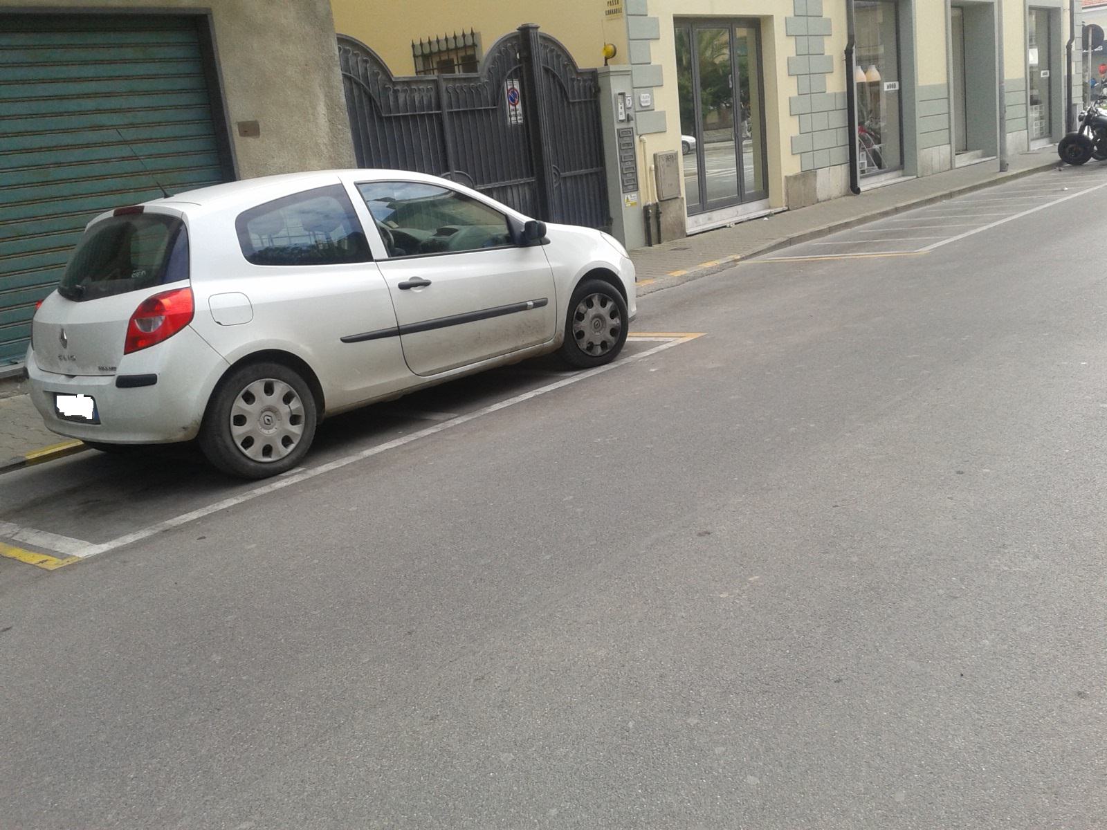 Parcheggi selvaggi di macchine negli stalli riservati a bici e motorini