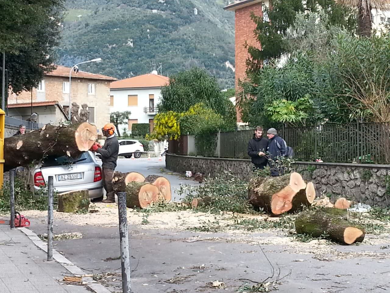 Maltempo, Arpat avvisa: “Attenzione all’amianto volato dai tetti”