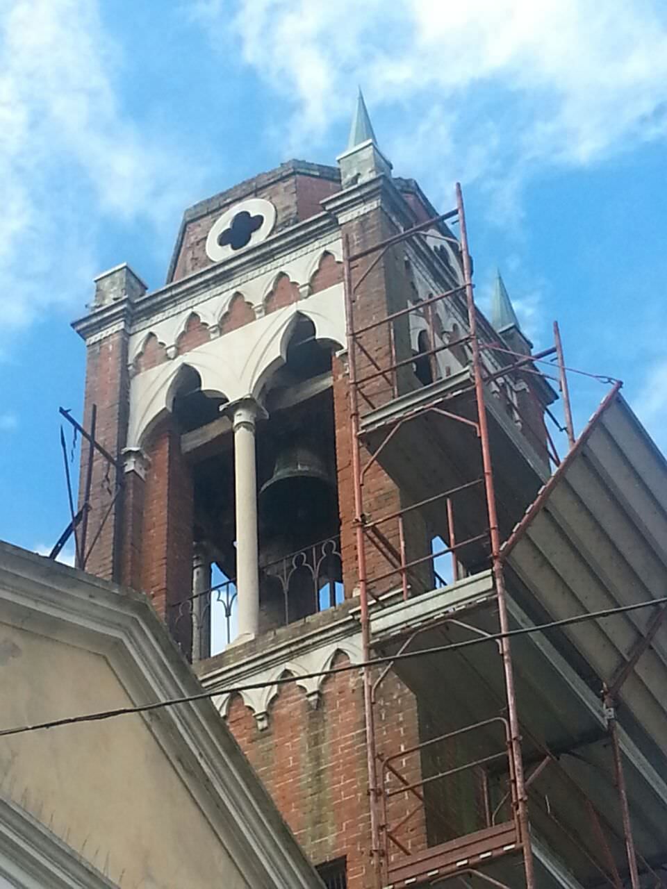 Camaiore, al via i lavori per la messa in sicurezza del campanile della chiesa
