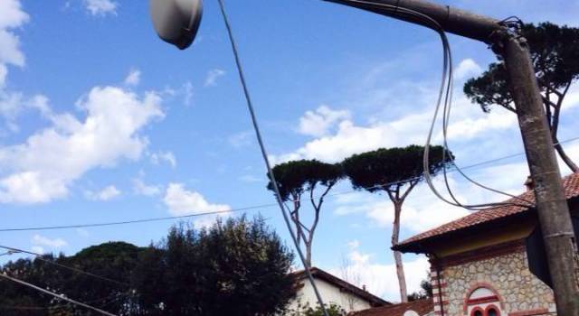 Frazioni e paesi senza energia elettrica in Versilia (le foto)