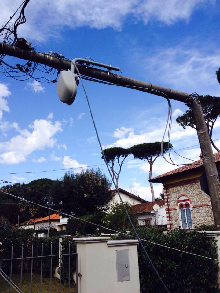 Frazioni e paesi senza energia elettrica in Versilia (le foto)