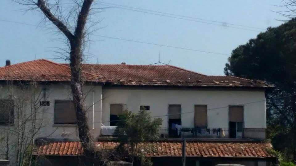 Importunate da due ubriachi, cresce la rabbia per l’occupazione di villa Rontani