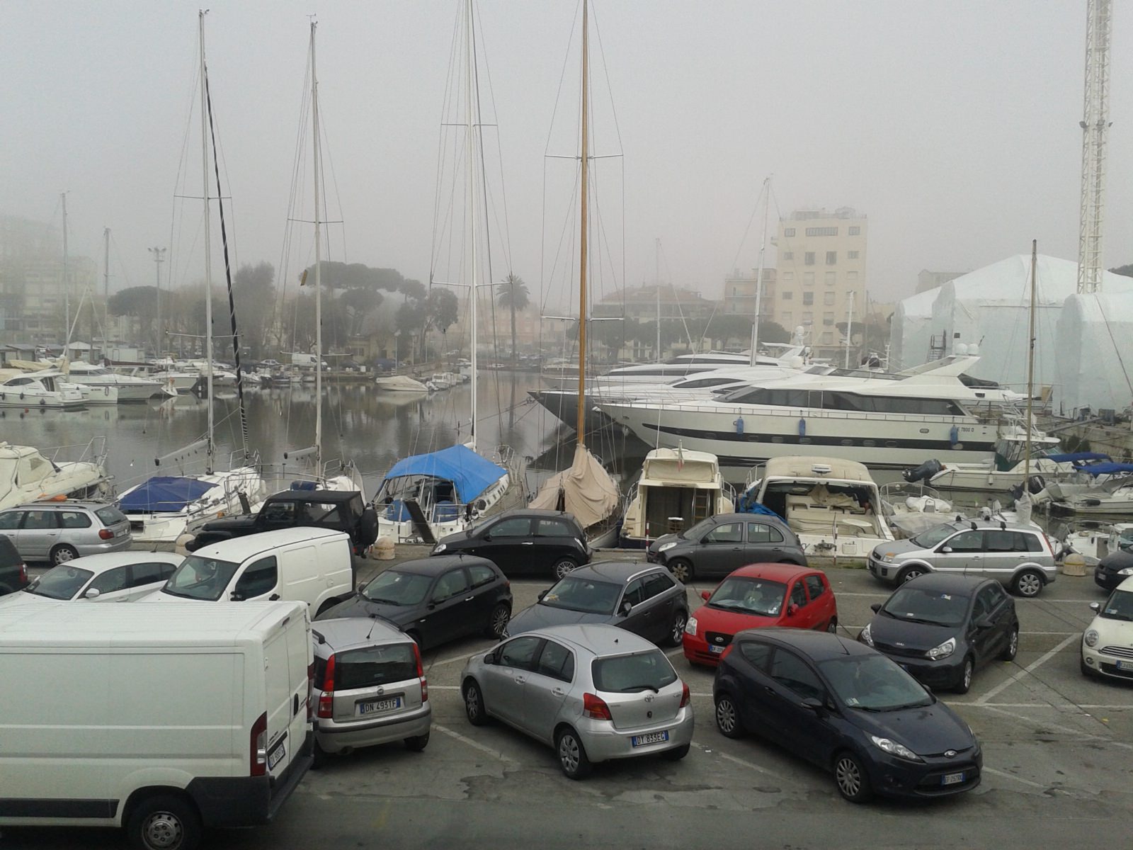 Il risveglio di Lido e Viareggio avvolte dalla nebbia