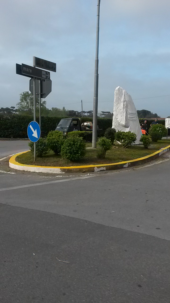 Cippo marmoreo e targa in bronzo in via della Libertà in memoria del porto di Motrone