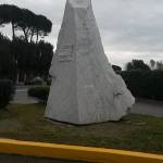 Cippo marmoreo e targa in bronzo in via della Libertà in memoria del porto di Motrone 1 (Foto: Galatea Versilia)