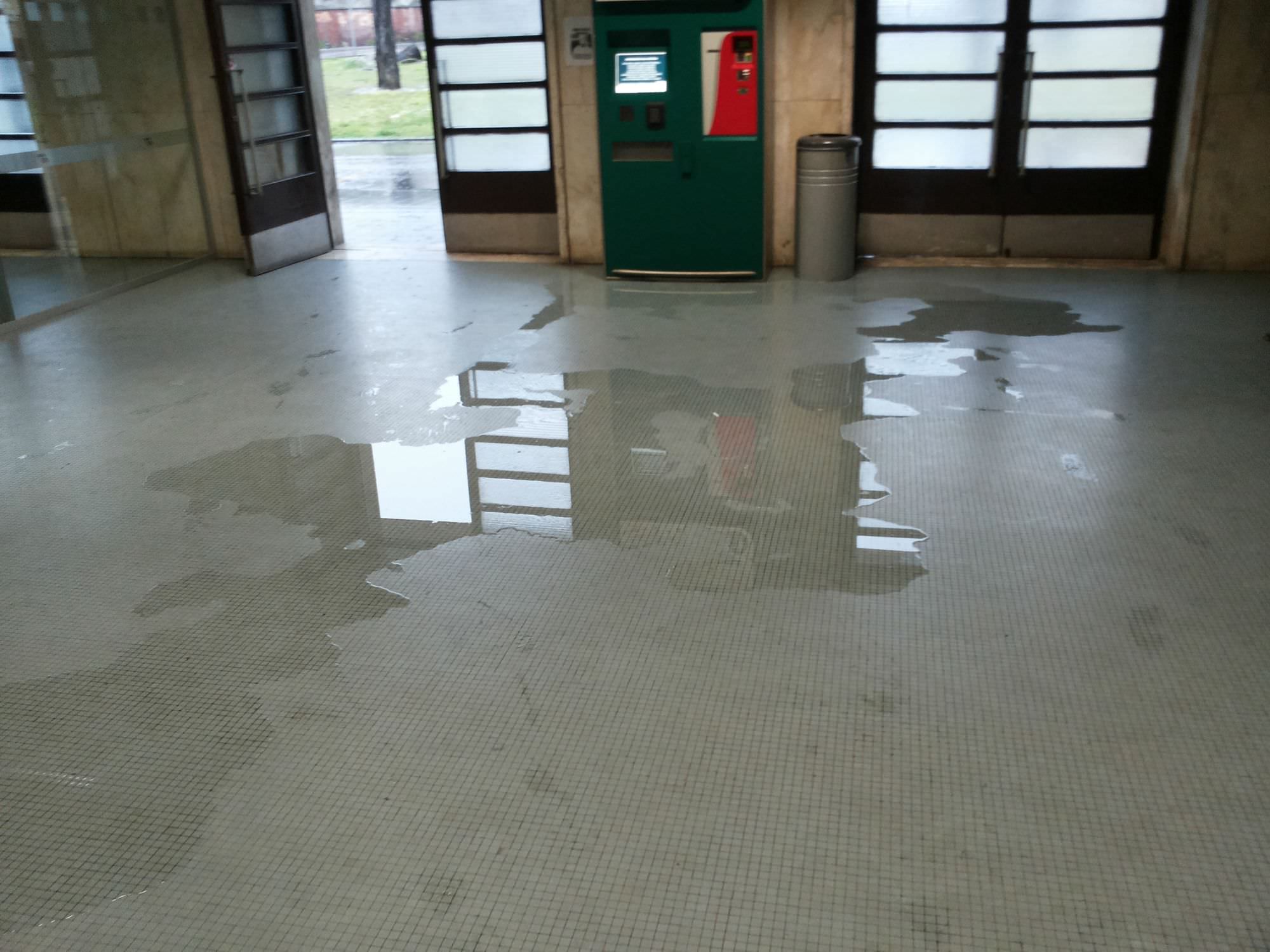 Perde un tombino, allagata la biglietteria della stazione di Pietrasanta (foto)