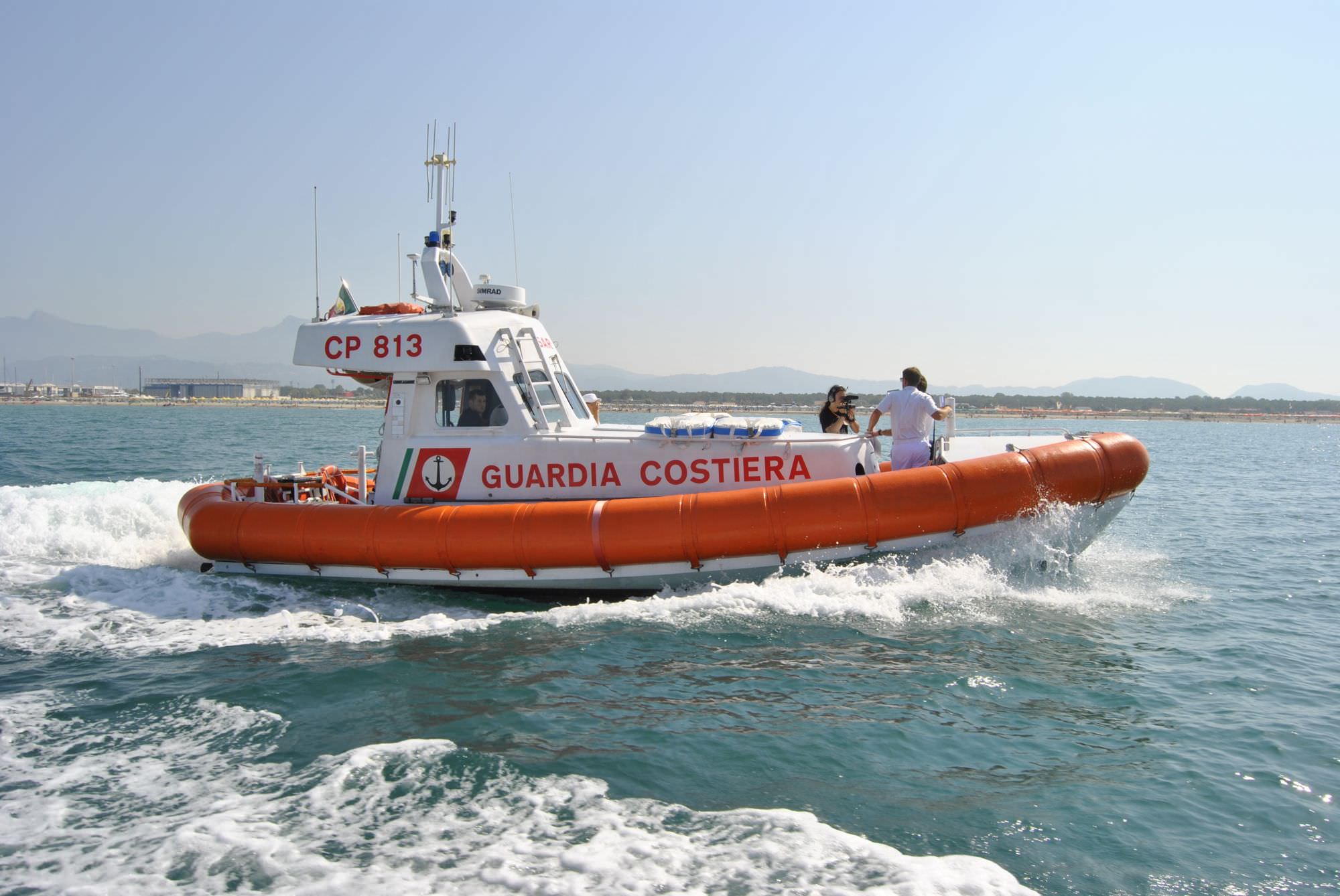 Esercitazione antincendio in porto con la Guardia Costiera di Viareggio