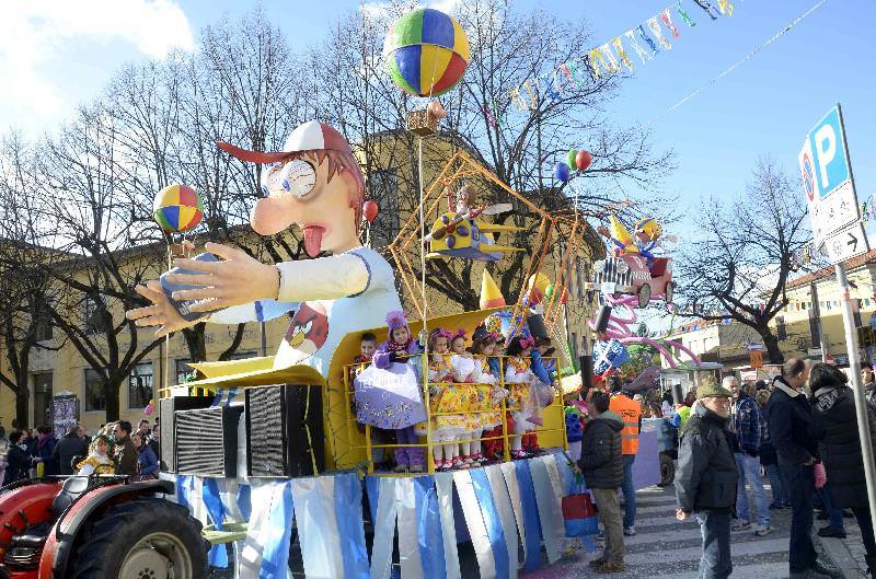 Carnevale a Pietrasanta. In tremila alla prima sfilata