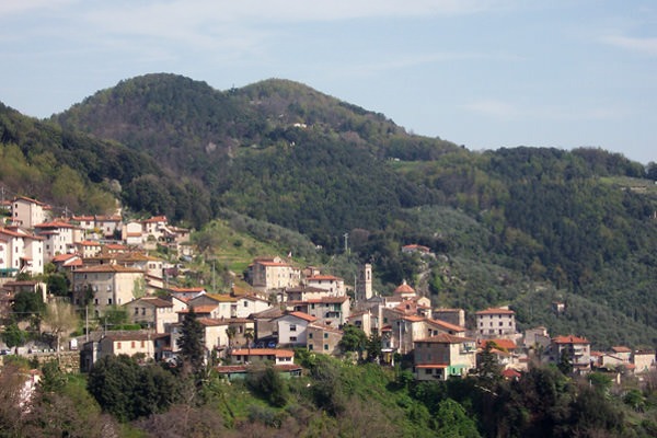 Arrivano i giochi in legno per il parco di Capezzano Monte