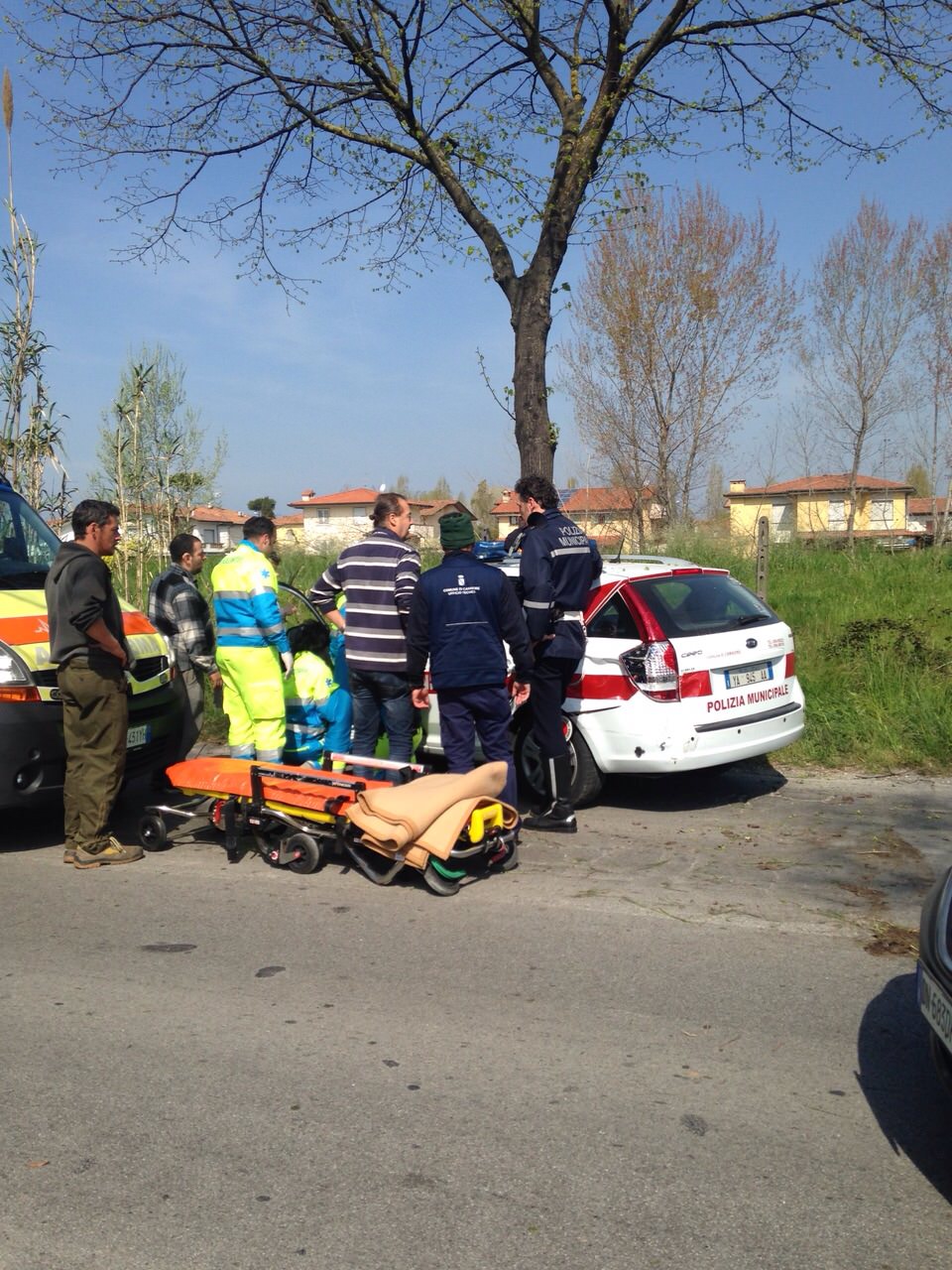 Auto della municipale coinvolta in un incidente a Lido