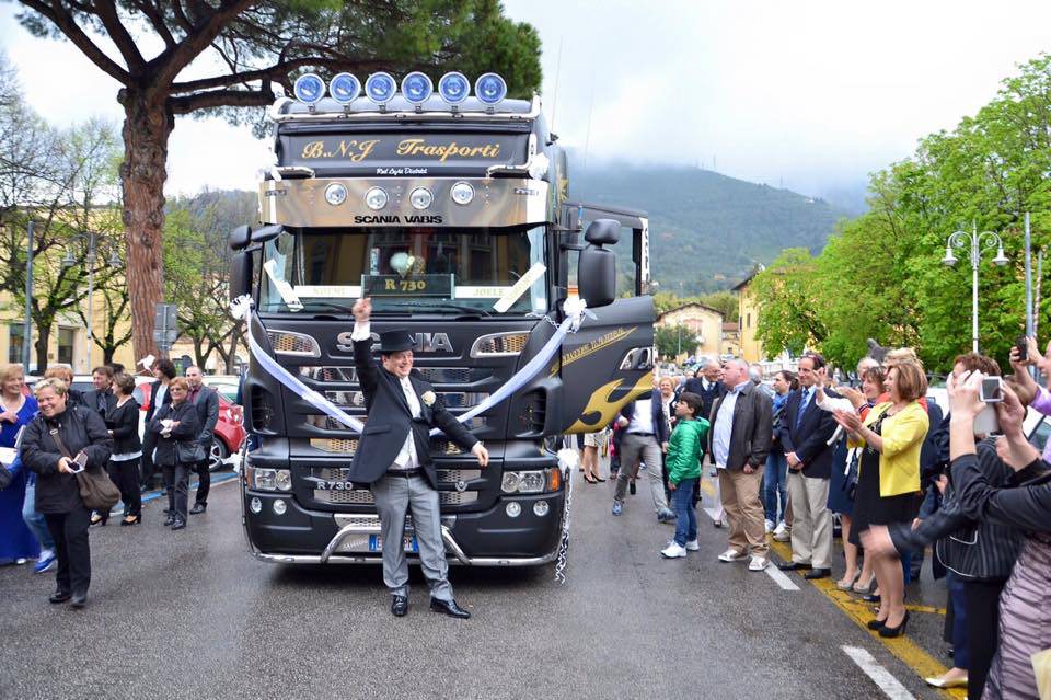 L’ultima moda di Pietrasanta. Lo sposo arriva a bordo di un tir