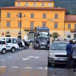 L'ultima moda di Pietrasanta. Lo sposo arriva a bordo di un tir 1 (Fotomania)