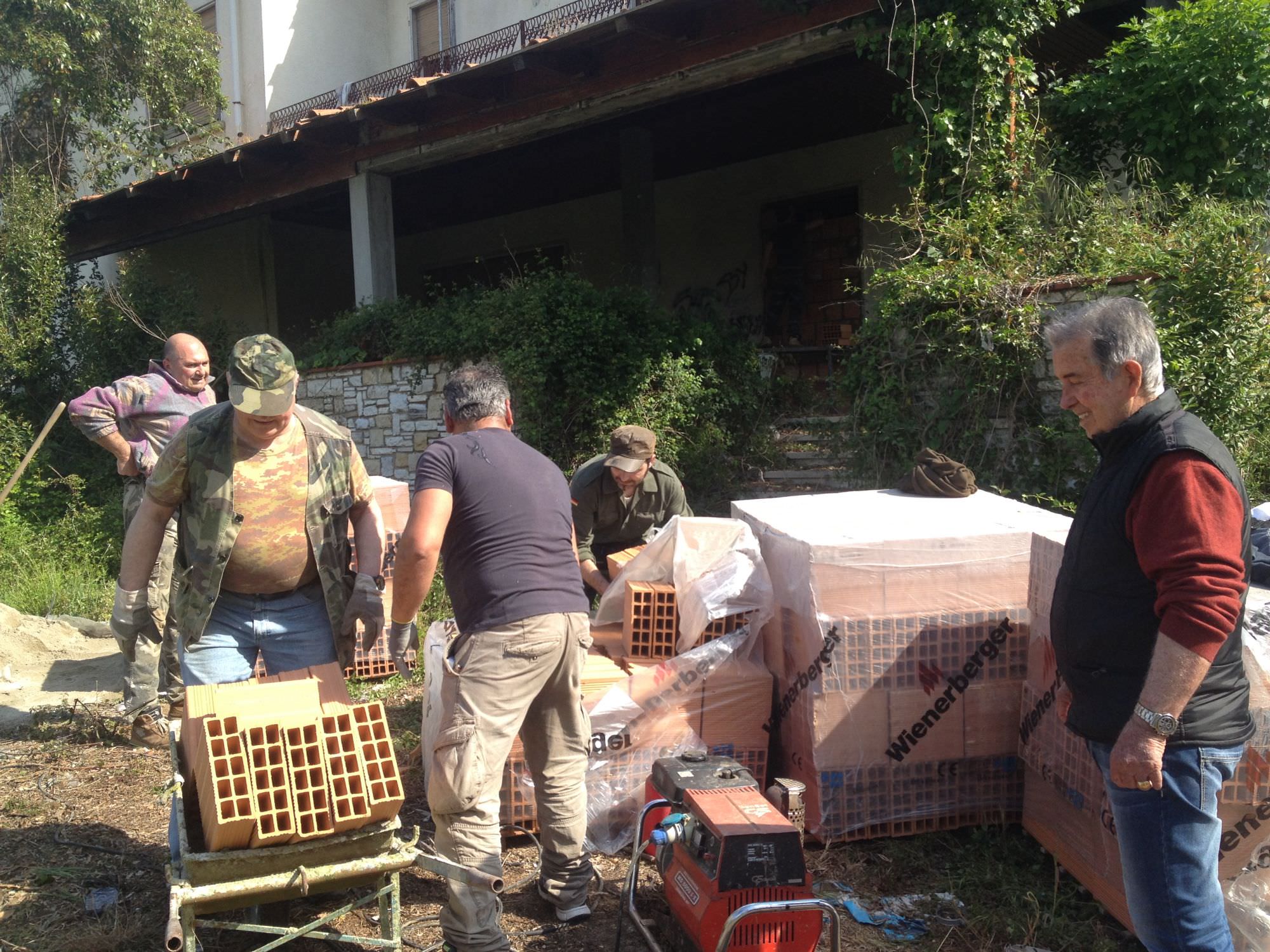 Via gli occupanti da villa Rontani, e i cittadini murano gli ingressi (le foto)