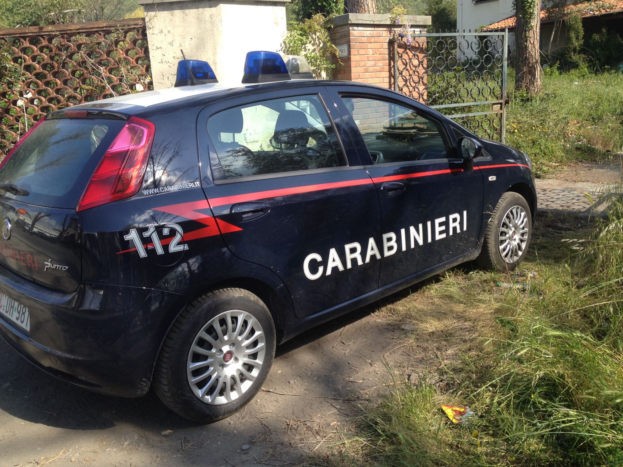 Si aggira con fare sospetto tra le ville di Camaiore. Allontanato un pregiudicato