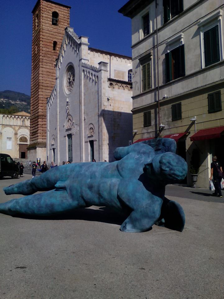 Mostra di Mitoraj Ikaro blu, bronzo 2013