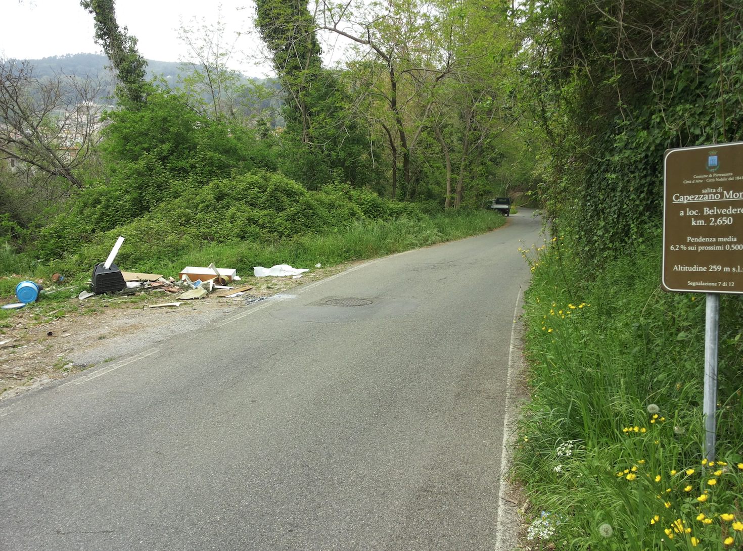 Spunta una discarica abusiva sulla strada per Capezzano Monte