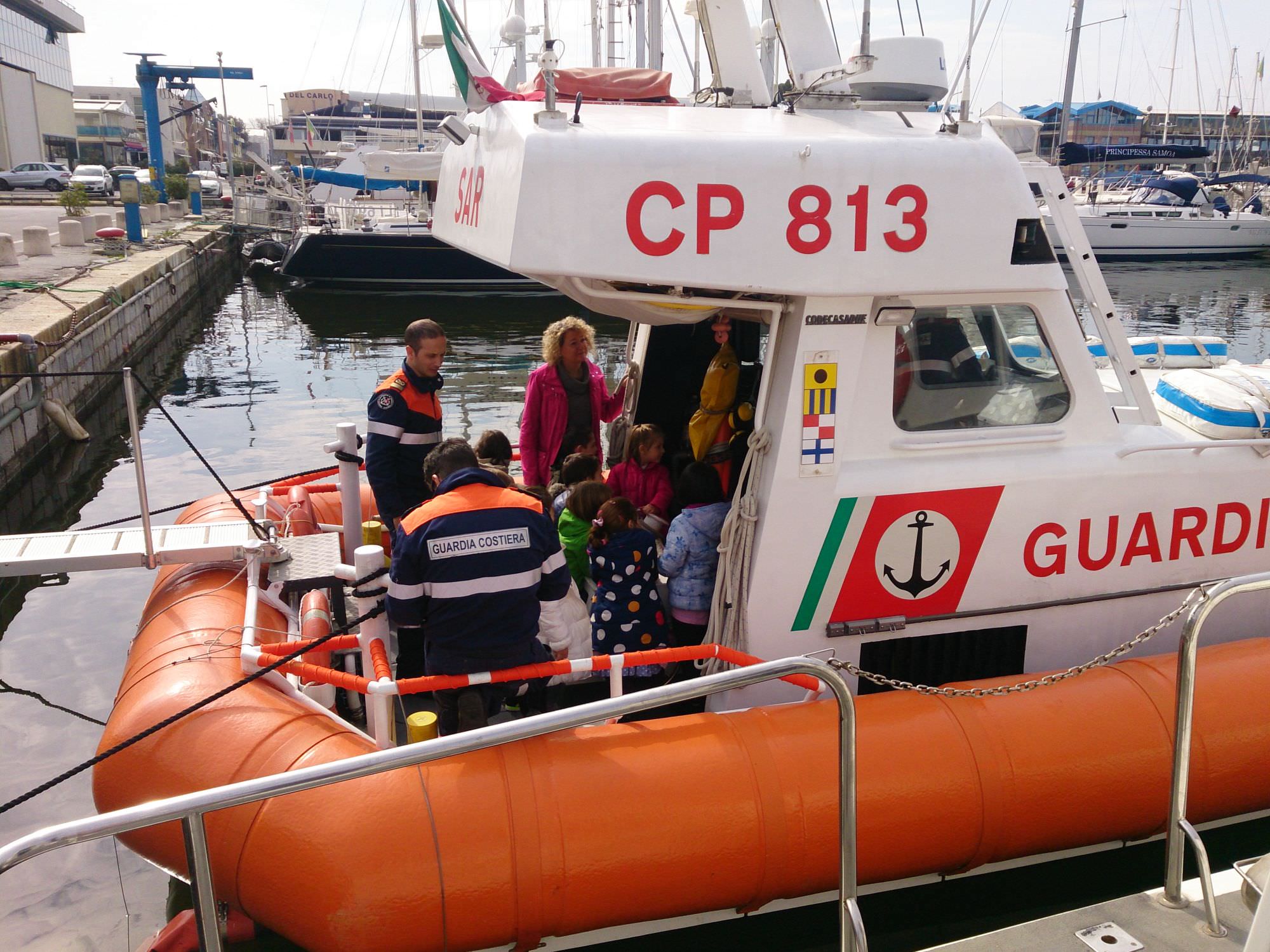 I bambini della scuola Darsena a lezione di mare dalla Capitaneria di Porto