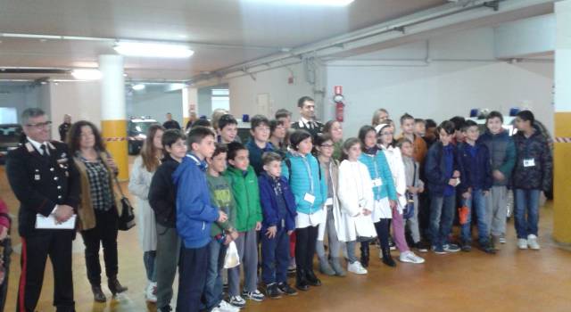 I bambini dell&#8217;istituto Giorgio Gaber in visita dai Carabinieri