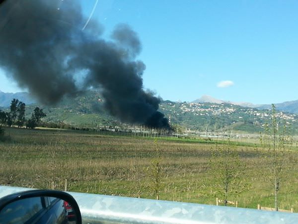 Incendio distrugge una baracca a Piano di Conca